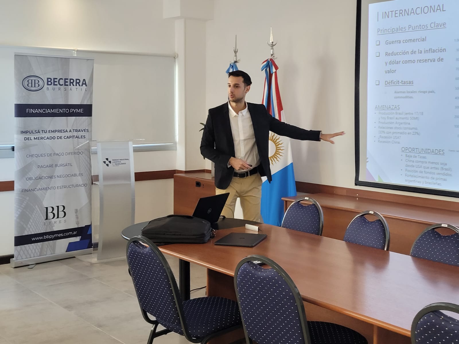 Charla sobre contexto económico y mercados en el PILT