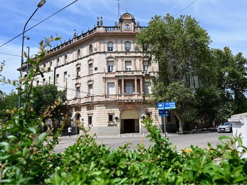 Accastello quiere que las tasas municipales se puedan pagar en dólares