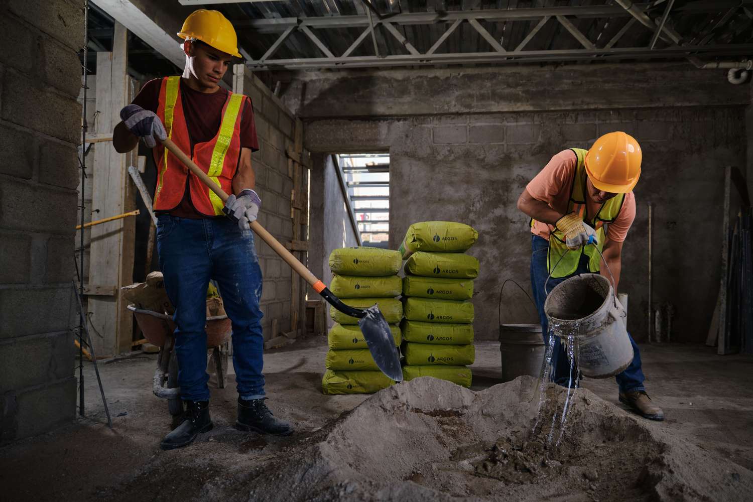 Bajó 12% mensual la venta de insumos para la construcción 