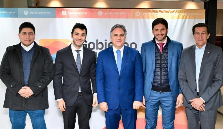 Los gobernadores juegan al centro