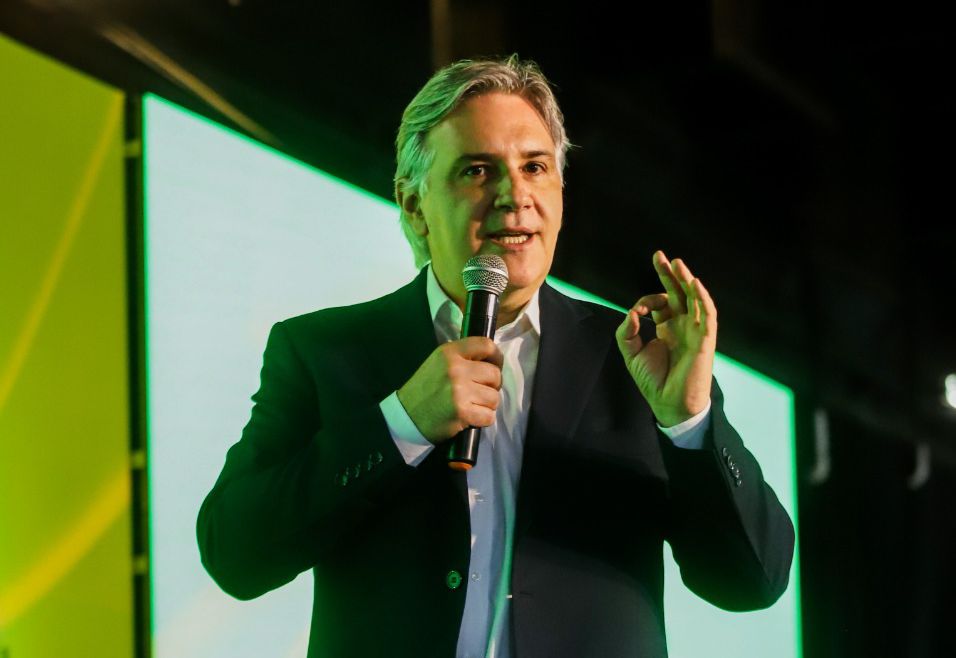 Encuesta lo ubica a Llaryora favorito en 2027: ¿sirve un sondeo un año antes?