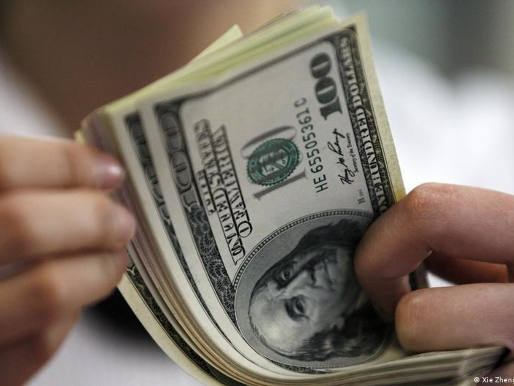 La mayoría de los dólares que entran van al colchón