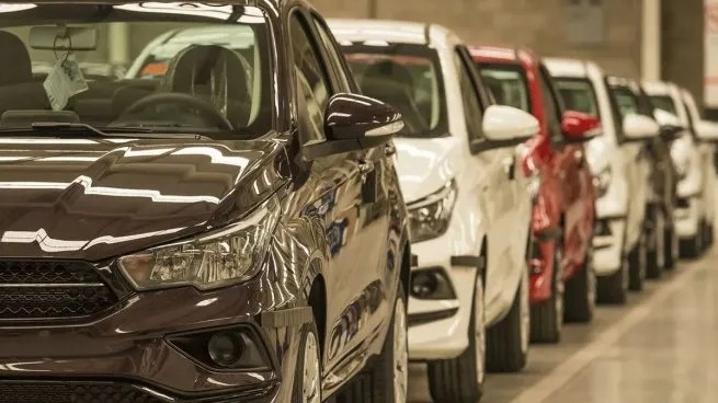 Marcas de automóviles bajan o congelan precios para competir contra autos chinos