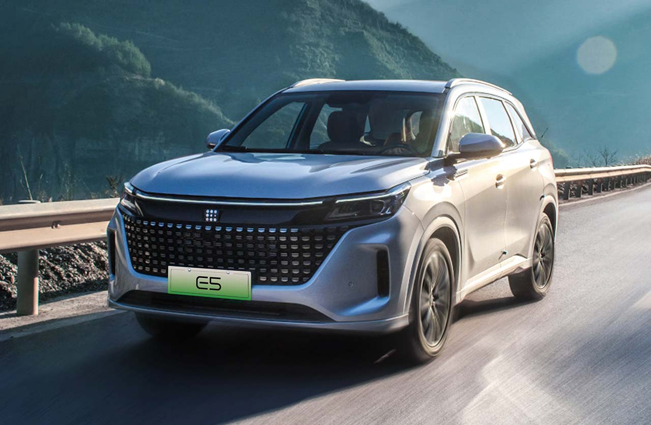 ¿Cómo es la SUV híbrida que puede recorrer 1100 kilómetros con un tanque de nafta?