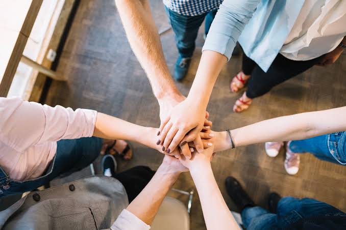 El sentido de comunidad en el trabajo, clave en las prioridades de los empleados argentinos