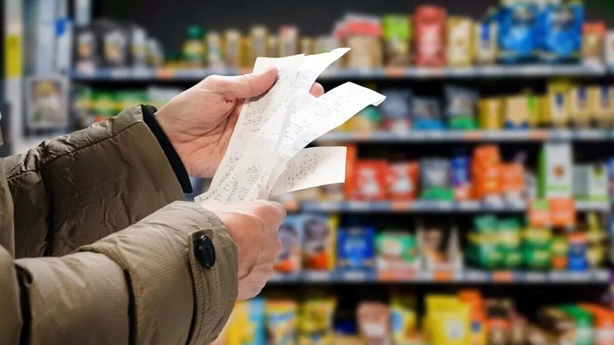 El consumo de los hogares retrocedió 1,1% en agosto