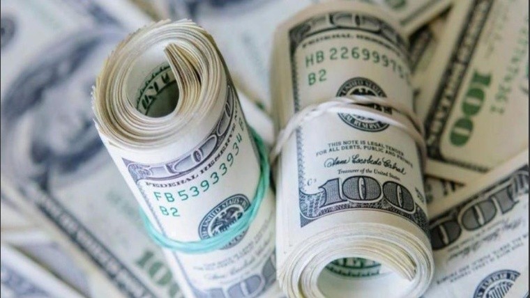 Porqué cae el dólar blue , según los economistas