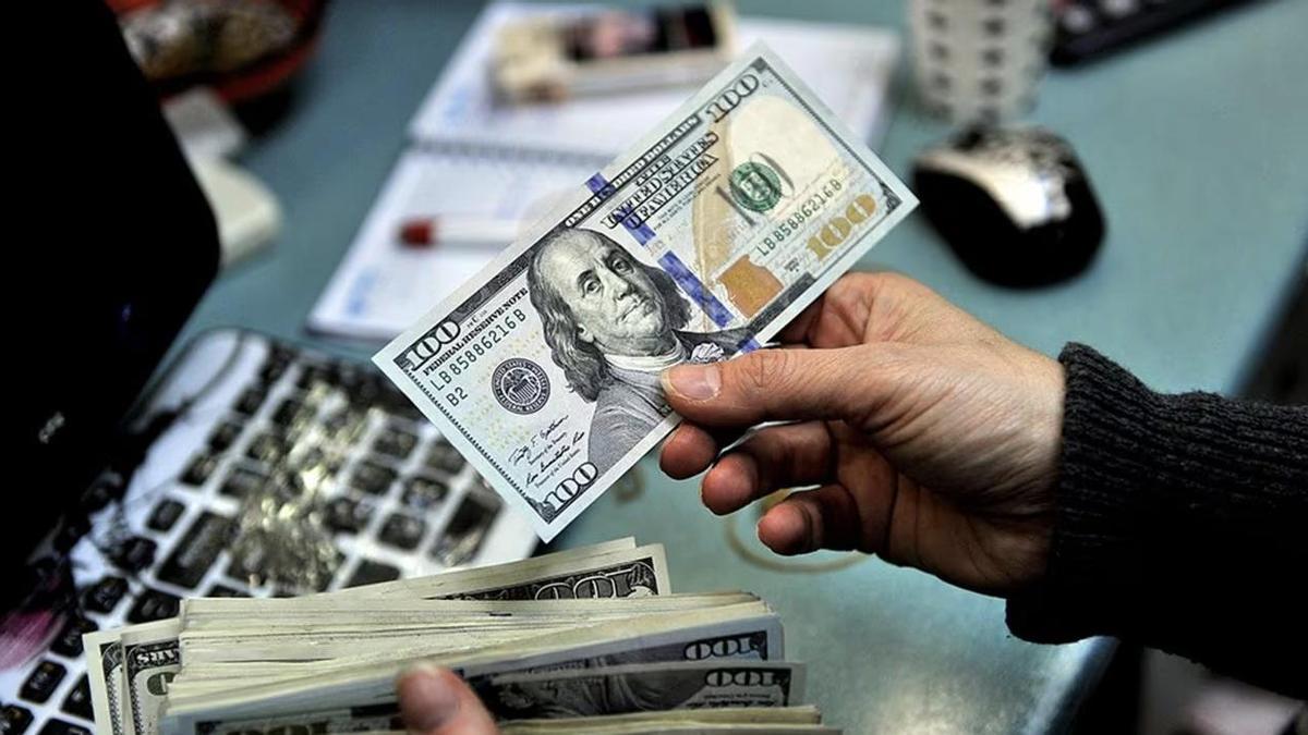 Bajan los precios o sube el dólar