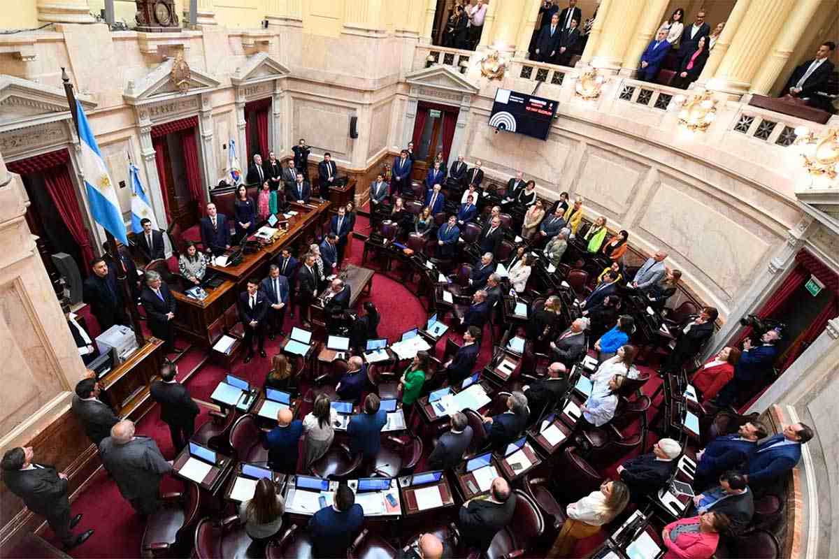Recortada y cambiada, Milei tiene su ley