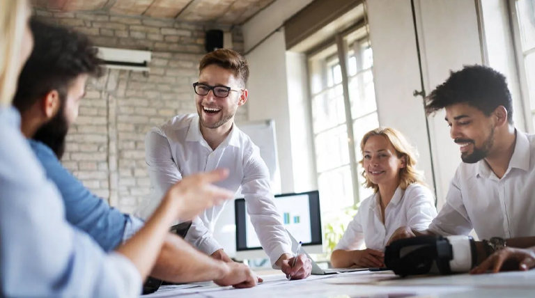  81% de los argentinos confirma tener amigos surgidos del ámbito laboral