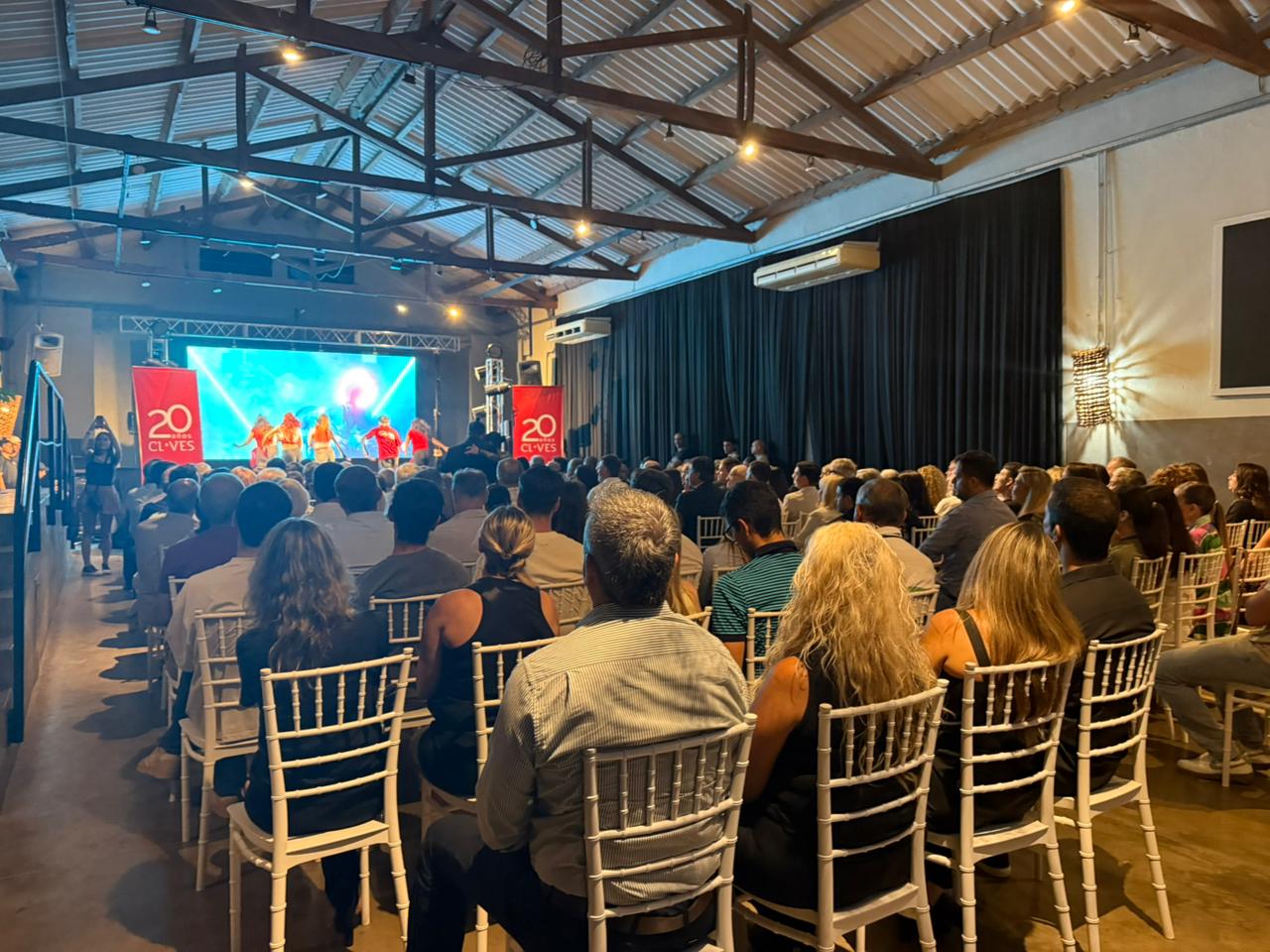 Claves celebró 20 años con una gran fiesta en La Bodega