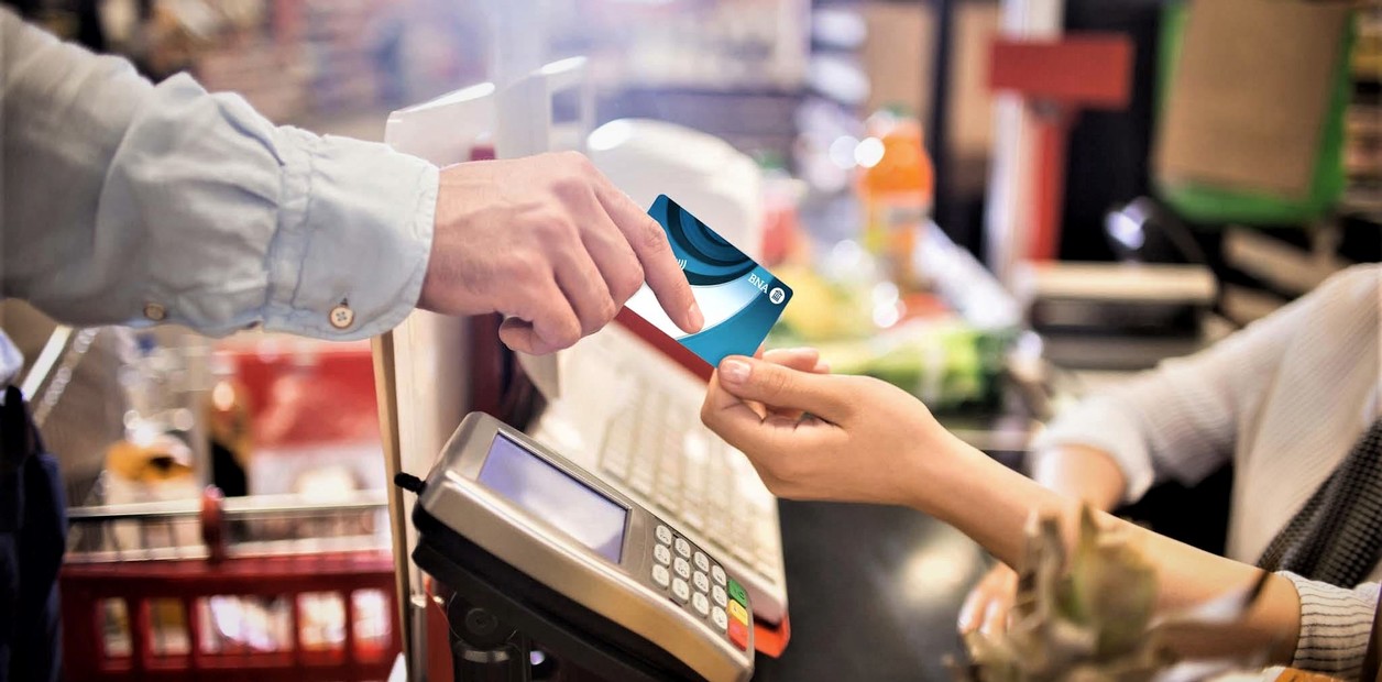 El consumo masivo sumó su tercer mes de retroceso, pero hay expectativas de cambio de tendencia