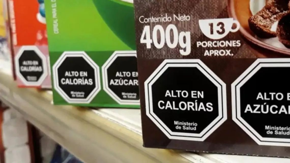 Consultora asegura que el etiquetado frontal debe ser mejorado, no eliminado