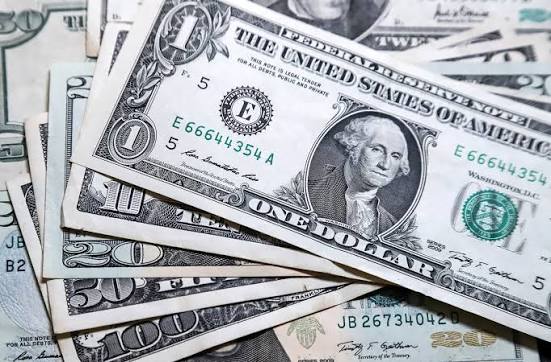 En solo 3 años, los depósitos en dólares crecieron 10 veces más que en pesos