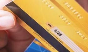 Tarjetas: ¿conviene pagar en dólares o en pesos?