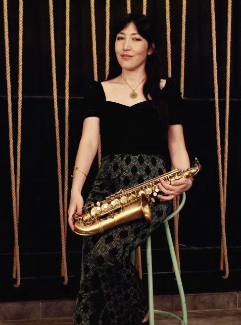 Con el saxo de equipaje